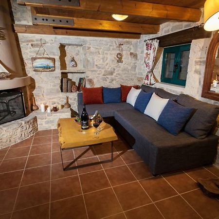 Hostal Aristidis'S Plouti Moires Exterior foto