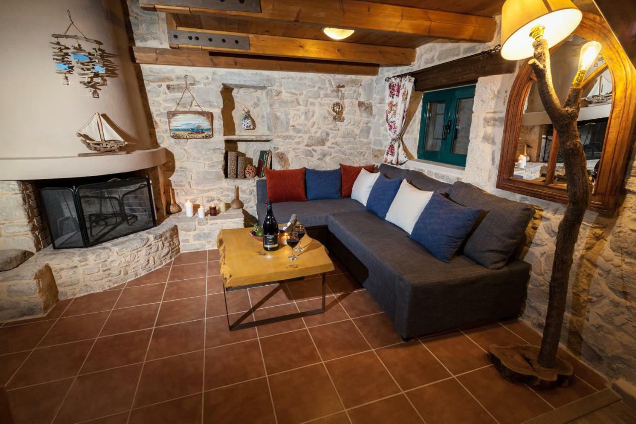 Hostal Aristidis'S Plouti Moires Exterior foto