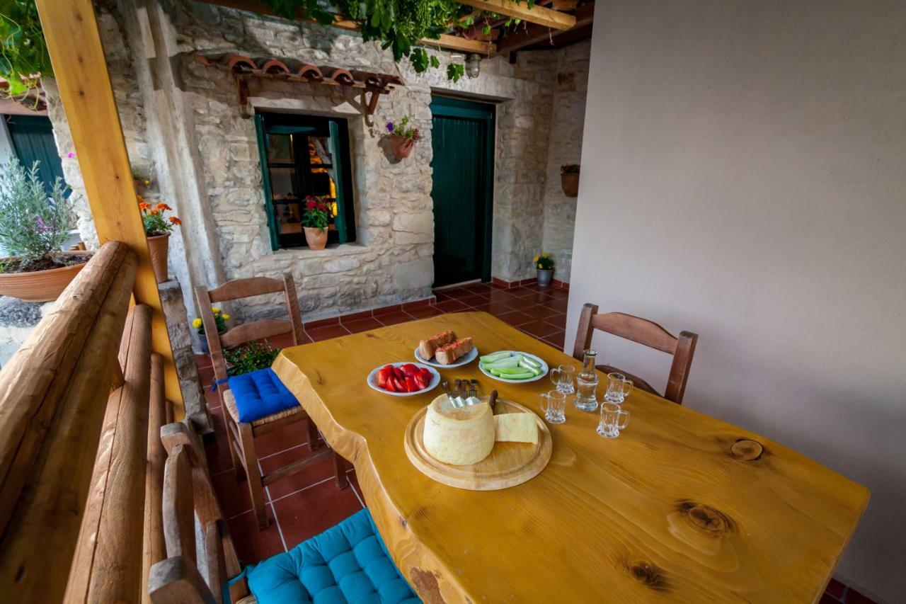 Hostal Aristidis'S Plouti Moires Exterior foto